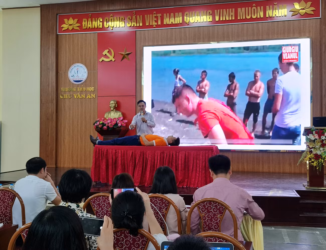 Thạc sĩ Nguyễn Phồn Hưng chia sẻ kỹ năng cứu người bị đuối nước (Ảnh: Lã Tiến)
