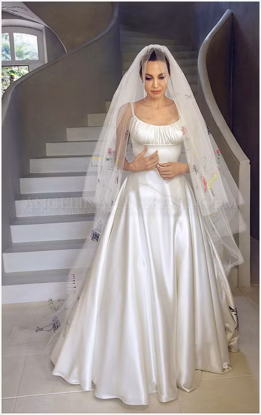 Cô dâu Angelina Jolie rạng rỡ ở tuổi 39.