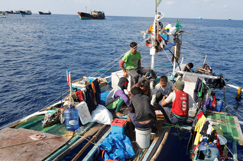 Ngư dân Philippines đã có thể quay trở lại đánh bắt tại Scarborough mà không bị tàu Trung Quốc quấy phá kể từ khi Bắc Kinh chiếm quyền kiểm soát bãi cạn này năm 2012. Đây là thành quả bước đầu của Tổng thống Rodrigo Duterte sau thắng lợi Phán quyết Trọng tài. Ảnh: ABS-CBN News.