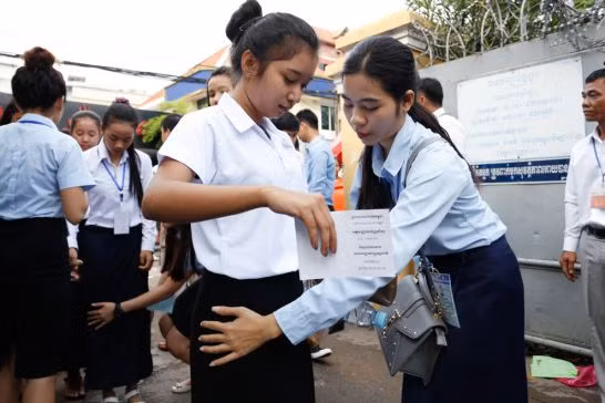 Cải cách giáo dục Campuchia bắt đầu từ những việc cụ thể nhất: thi cử thật nghiêm minh. Ảnh: The Phnom Penh Post. Cải cách giáo dục Campuchia bắt đầu từ những việc cụ thể nhất: thi cử thật nghiêm minh. Ảnh: The Phnom Penh Post.