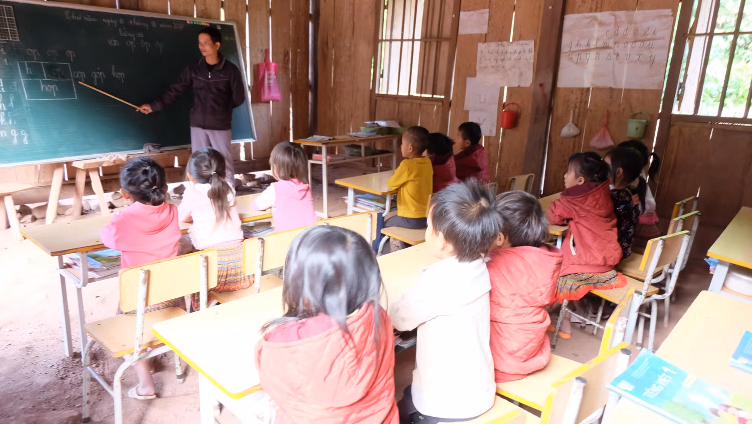 Nếu được trợ giá sách giáo khoa. Con đường đến trường của học sinh vùng cao bớt nhọc nhằn hơn. Ảnh: LC
