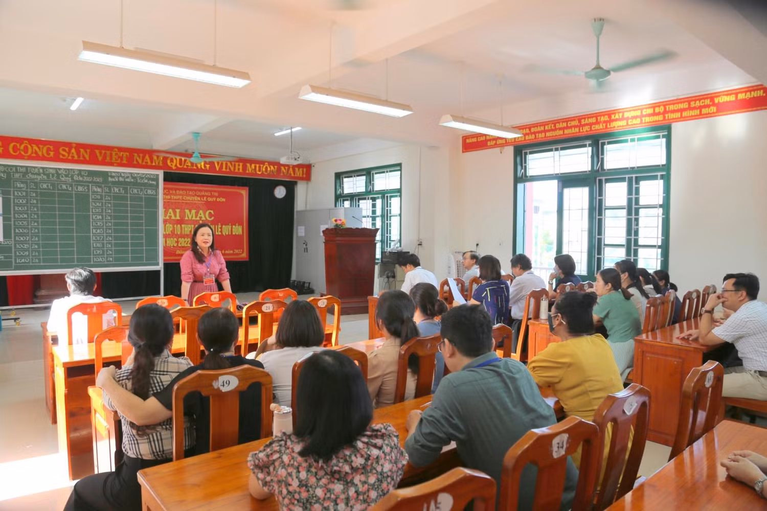 Giám đốc Sở Giáo dục và Đào tạo Quảng Trị động viên các cán bộ coi thi trong kỳ thi vào 10. Ảnh: Sở Giáo dục và Đào tạo Quảng Trị Giám đốc Sở Giáo dục và Đào tạo Quảng Trị động viên các cán bộ coi thi trong kỳ thi vào 10. Ảnh: Sở Giáo dục và Đào tạo Quảng Trị