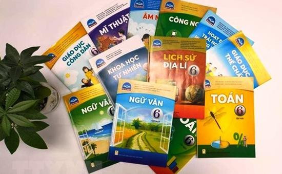 Sách giáo khoa của chương trình giáo dục phổ thông 2018 có giá thành cao khiến nhiều phụ huynh lo lắng. Ảnh minh họa. VTV