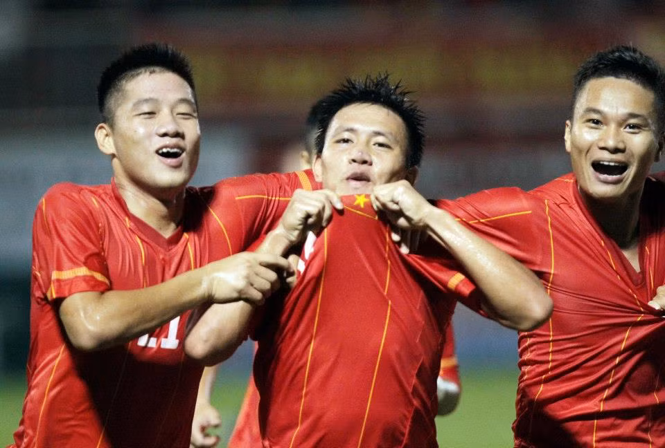 Đình Bảo đang một mình một ngựa trong cuộc đua tới danh hiệu 'Vua phá lưới' cũng như 'Cầu thủ xuất sắc nhất giải'.