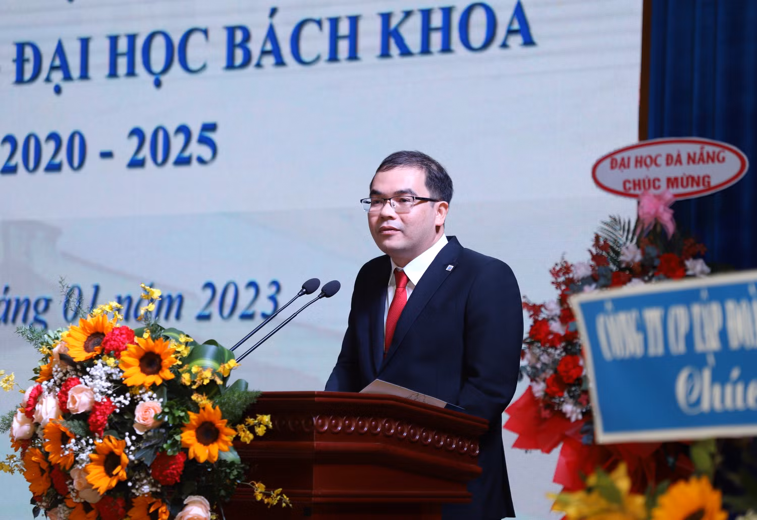 Phó Giáo sư, Tiến sĩ Nguyễn Hữu Hiếu - Hiệu trưởng Trường Đại học Bách khoa, Đại học Đà Nẵng. Ảnh: Website nhà trường. Phó Giáo sư, Tiến sĩ Nguyễn Hữu Hiếu - Hiệu trưởng Trường Đại học Bách khoa, Đại học Đà Nẵng. Ảnh: Website nhà trường.