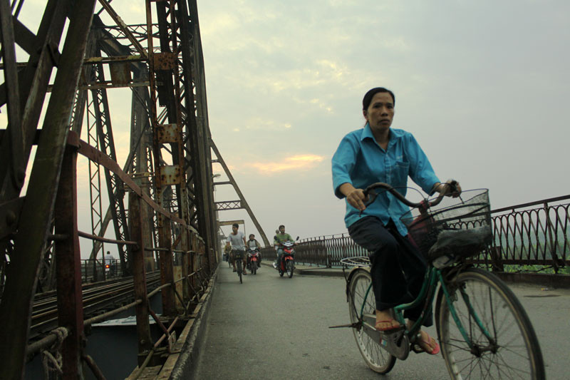 Bình minh trên cầu Long Biên.