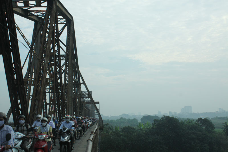 Nhịp sống hối hả trên 'tháp Eiffel" giữa lòng Hà Nội.