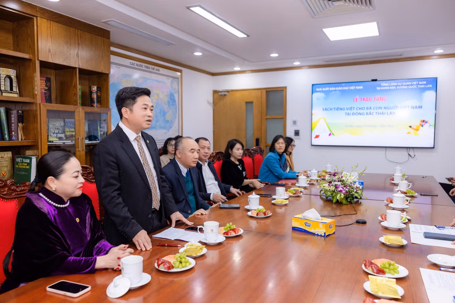 Ông Đi Hoàng Linh - Tổng lãnh sự Việt Nam được tiến cử tại Khỏn Kèn, Vương quốc Thái Lan phát biểu tại buổi trao tặng sách.