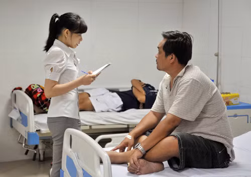 Các cầu thủ SHB Đà Nẵng vẫn ở lại bệnh viện để bác sĩ theo dõi tình trạng sức khỏe