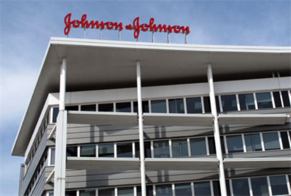 Hãng dược phẩm Johnson & Johnson (J&J) phải trả 1,2 tỉ USD tiền phạt vì che giấu tác dụng phụ khi sử dụng thuốc chống loạn thần kinh Risperdal của hãng này. Hãng không thông báo tác dụng phụ bao gồm tăng cân, tăng nguy cơ bị bệnh đái đường và tăng nguy cơ bị đột quỵ với các bệnh nhân lớn tuổi. Cũng vi phạm về quảng cáo thuốc, Tập đoàn dược phẩm Merck phải nộp phạt gần 1 tỉ USD do quảng cáo sai loại thuốc giảm đau Vioxx.