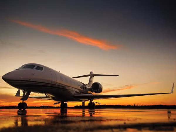 Chiếc máy bay thử nghiệm trị giá 64,5 triệu USD (giá năm 2009) có tên T1 vận hành động cơ Rolls-Royce BR725, loại động cơ mới của hãng Rolls-Royce dành cho dòng máy bay thương gia thân rộng và tầm xa.