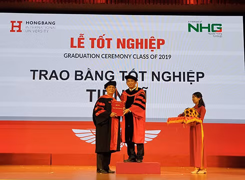 Phó Giáo sư Hồ Thanh Phong, Hiệu trưởng Trường HIU trao bằng tiến sĩ cho ông Phan Thanh Long (ảnh: P.L) Phó Giáo sư Hồ Thanh Phong, Hiệu trưởng Trường HIU trao bằng tiến sĩ cho ông Phan Thanh Long (ảnh: P.L)