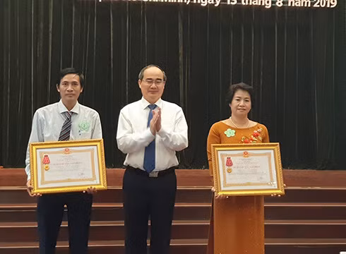 Bí thư Nguyễn Thiện Nhân (giữa) trao Huân chương lao động hạng 3 cho các trường học (ảnh: P.L) Bí thư Nguyễn Thiện Nhân (giữa) trao Huân chương lao động hạng 3 cho các trường học (ảnh: P.L)