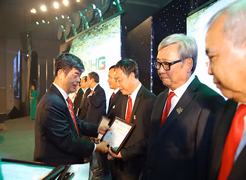 Lãnh đạo NHG trao giải thưởng cho các tập thể đạt giải Uy tín (ảnh: NHG) Lãnh đạo NHG trao giải thưởng cho các tập thể đạt giải Uy tín (ảnh: NHG)