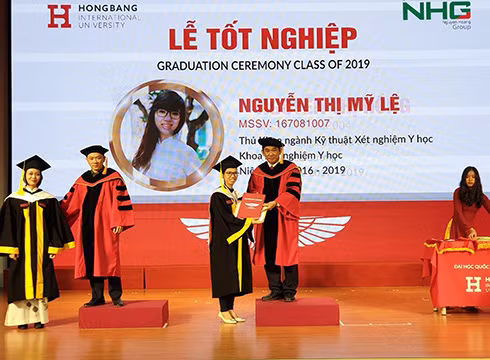 Trường Đại học Quốc tế Hồng Bàng trao bằng tốt nghiệp cho các thủ khoa, á khoa (ảnh: P.L) Trường Đại học Quốc tế Hồng Bàng trao bằng tốt nghiệp cho các thủ khoa, á khoa (ảnh: P.L)