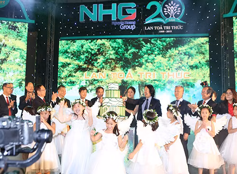 Cắt bánh nhân kỷ niệm 20 năm ngày thành lập Tập đoàn giáo dục Nguyễn Hoàng (ảnh: NHG) Cắt bánh nhân kỷ niệm 20 năm ngày thành lập Tập đoàn giáo dục Nguyễn Hoàng (ảnh: NHG)