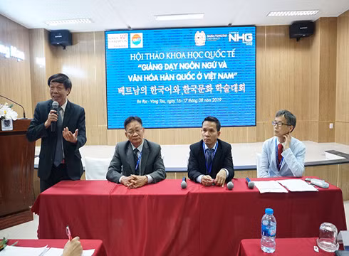 Một diễn giả đang trình bày báo cáo tại hội thảo (ảnh: BVU)