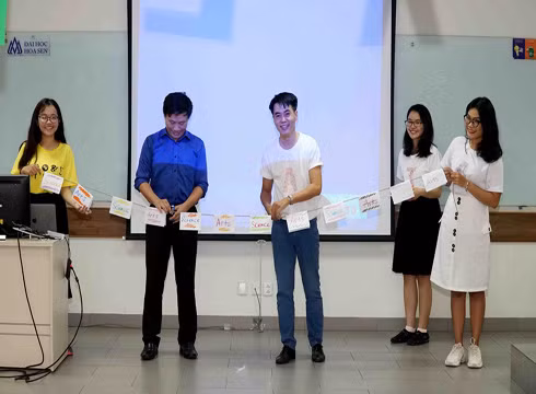 Cắt băng khai mạc Tuần lễ Khoa học và Nghệ thuật tại Trường Đại học Hoa Sen (ảnh: P.L) Cắt băng khai mạc Tuần lễ Khoa học và Nghệ thuật tại Trường Đại học Hoa Sen (ảnh: P.L)