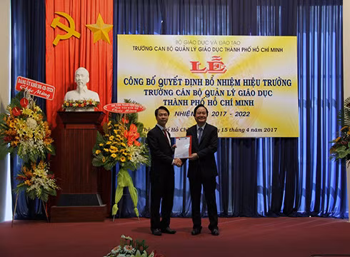 Ông Hà Thanh Việt (trái) khi nhận quyết định làm Hiệu trưởng hồi năm 2017(ảnh: website trường) Ông Hà Thanh Việt (trái) khi nhận quyết định làm Hiệu trưởng hồi năm 2017(ảnh: website trường)