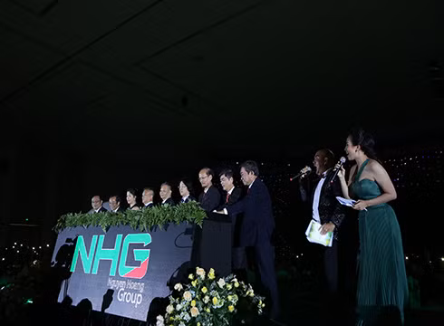 Lãnh đạo Tập đoàn Nguyễn Hoàng thắp sáng cây tri thức nhân kỷ niệm 20 năm thành lập (ảnh: NHG) Lãnh đạo Tập đoàn Nguyễn Hoàng thắp sáng cây tri thức nhân kỷ niệm 20 năm thành lập (ảnh: NHG)