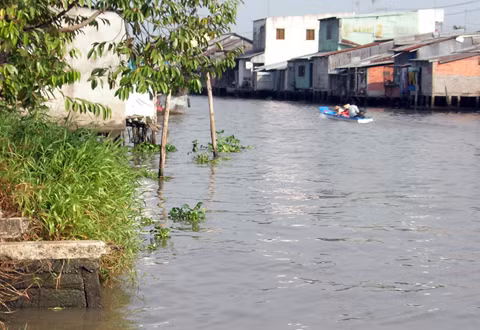 Nơi cô gái bán chè nhảy sông khi bị “yêu râu xanh” tấn công. Ảnh: Thiên Phước Nơi cô gái bán chè nhảy sông khi bị “yêu râu xanh” tấn công. Ảnh: Thiên Phước