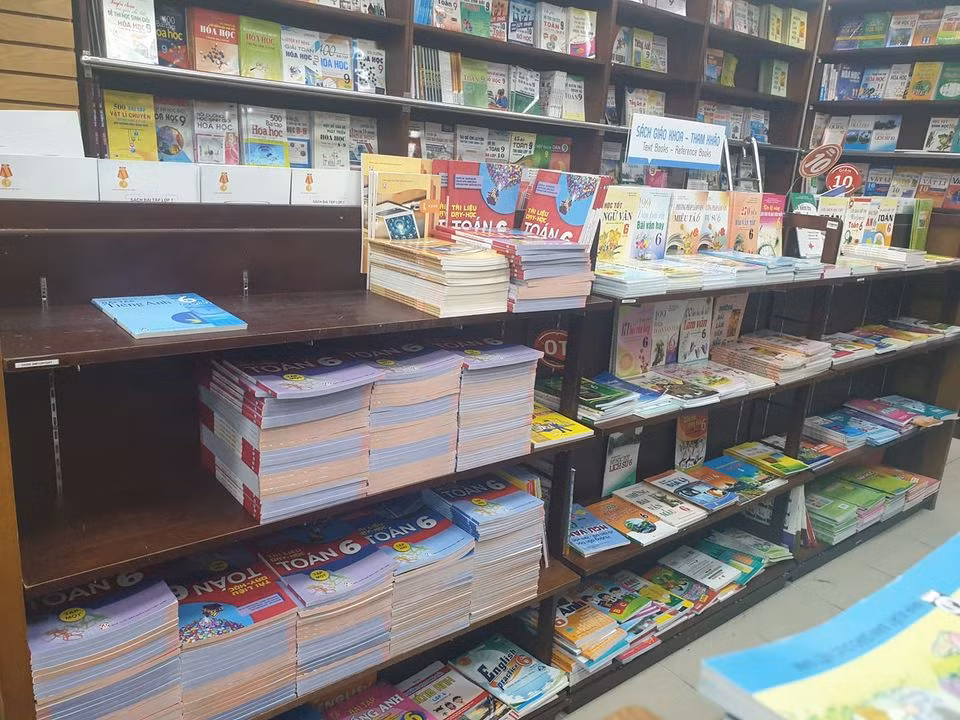 Khu vực sách giáo khoa lớp 6 ở nhà sách Tân Định chỉ còn 1 cuốn bài tập tiếng Anh (ảnh: P.L)