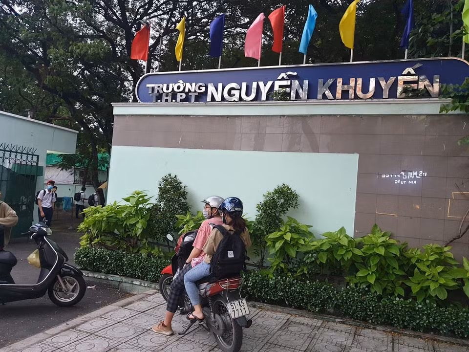 Học sinh trường Nguyễn Khuyến trước khi vào giờ học thêm tối (ảnh: P.L) Học sinh trường Nguyễn Khuyến trước khi vào giờ học thêm tối (ảnh: P.L)