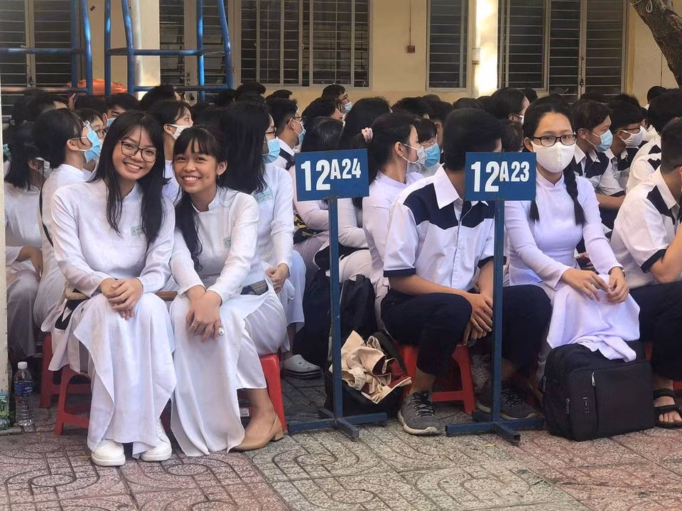 Nữ sinh trường Mạc Đĩnh Chi hân hoan trong ngày khai giảng (ảnh: P.L)