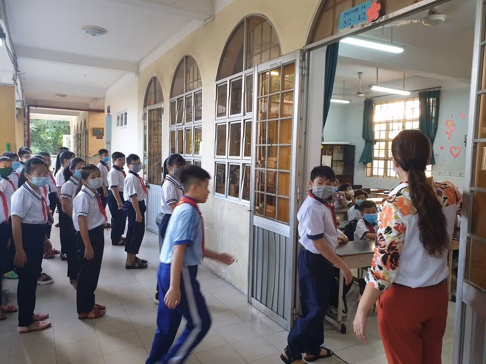 Học sinh được giáo viên xếp chỗ ngồi cho năm học mới (Ảnh: P.L)