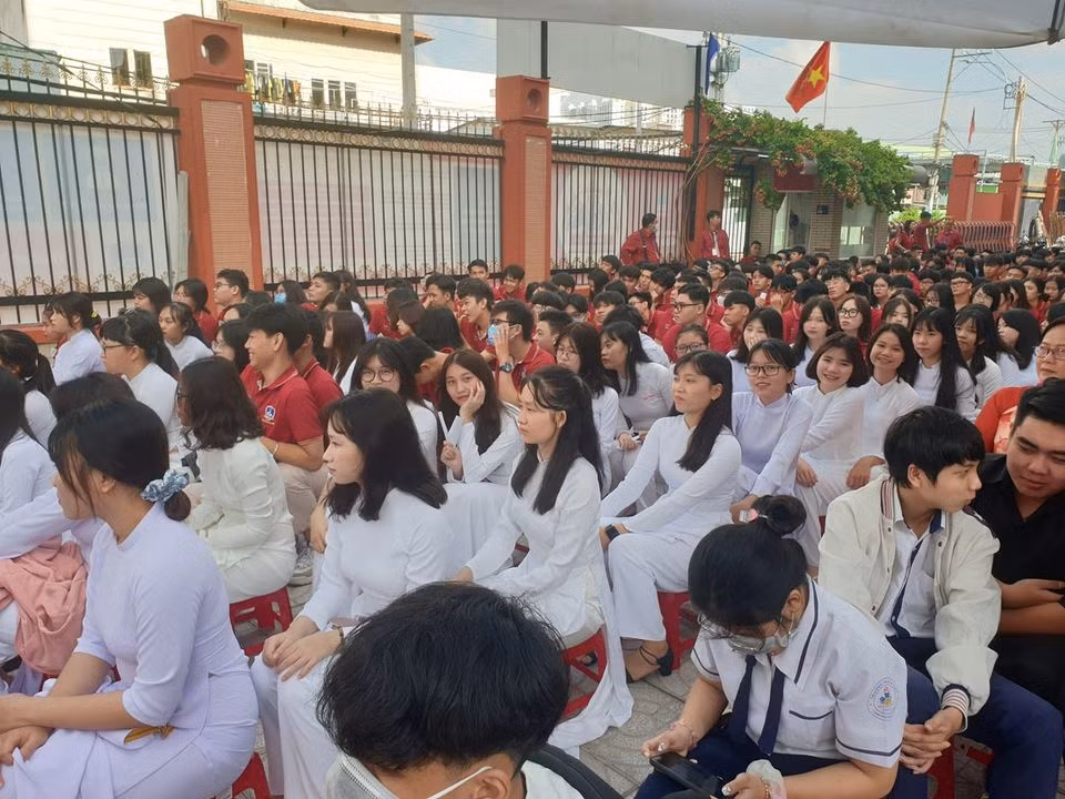 Nữ sinh trường Đào Duy Anh xinh xắn trong bộ áo dài mới vào ngày khai giảng (Ảnh: P.L)