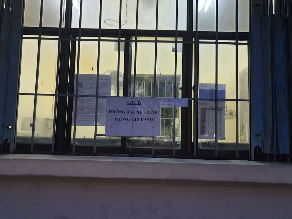 Phòng ghi danh của cơ sở bồi dưỡng văn hóa Hùng Vương nằm ngay trước trường Hùng Vương (ảnh: P.L) Phòng ghi danh của cơ sở bồi dưỡng văn hóa Hùng Vương nằm ngay trước trường Hùng Vương (ảnh: P.L)