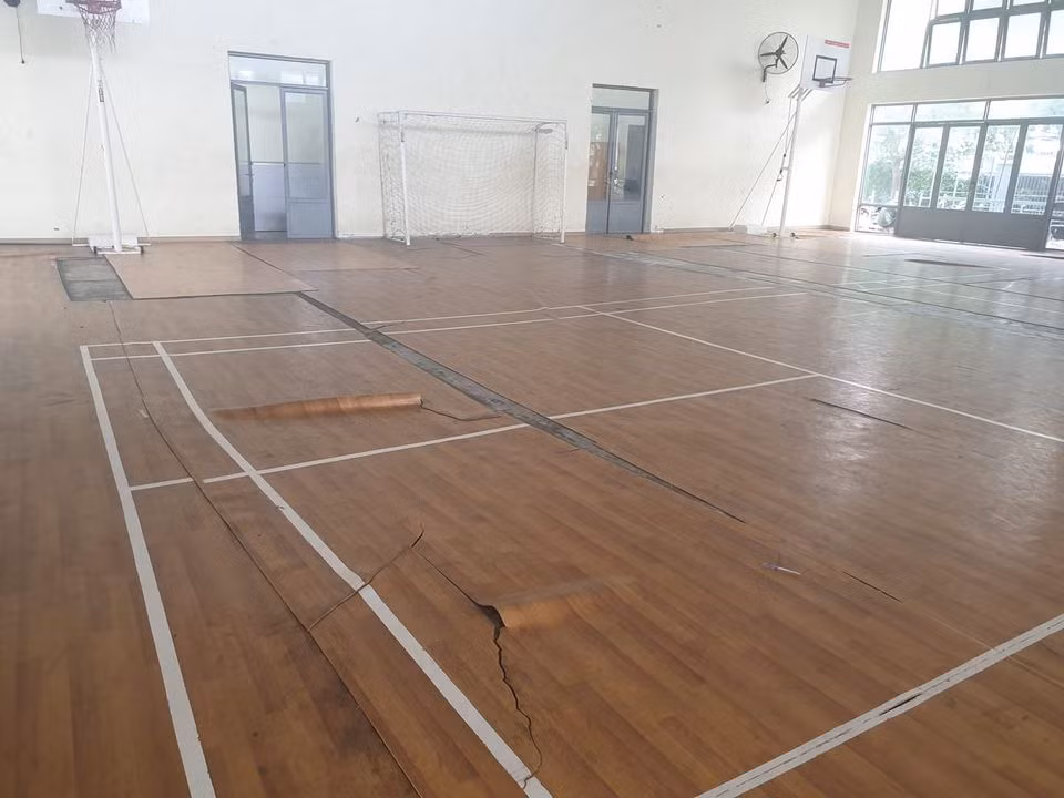 Sàn nhà thi đấu của trường Gia Định đã bị bong tróc, hư hỏng (ảnh: P.L)