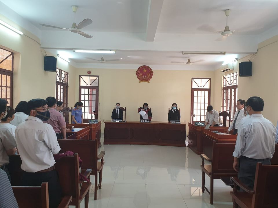 Toàn cảnh phiên tòa xét xử vụ thầy giáo cho học sinh diễn "cảnh nóng" sáng 15/9 (ảnh: P.L)