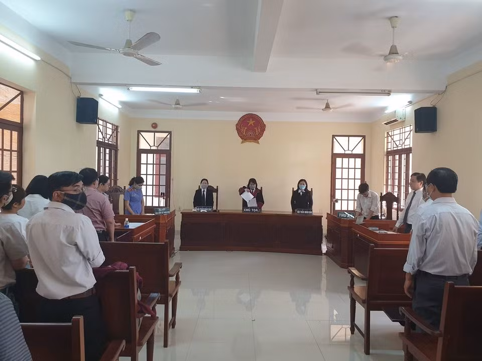 Toàn cảnh phiên tòa xét xử vụ thầy giáo cho học sinh diễn "cảnh nóng" sáng 15/9 (ảnh: P.L)