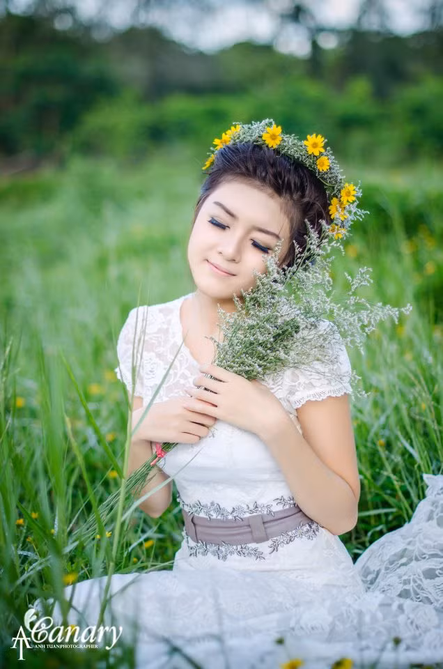 Gương mặt mang những nét đằm thắm, dịu dàng, vô cùng nữ tính. Xem thêm: Cơn sốt 'thiên sứ 9X': chân dài nuột nà, da trắng ngần