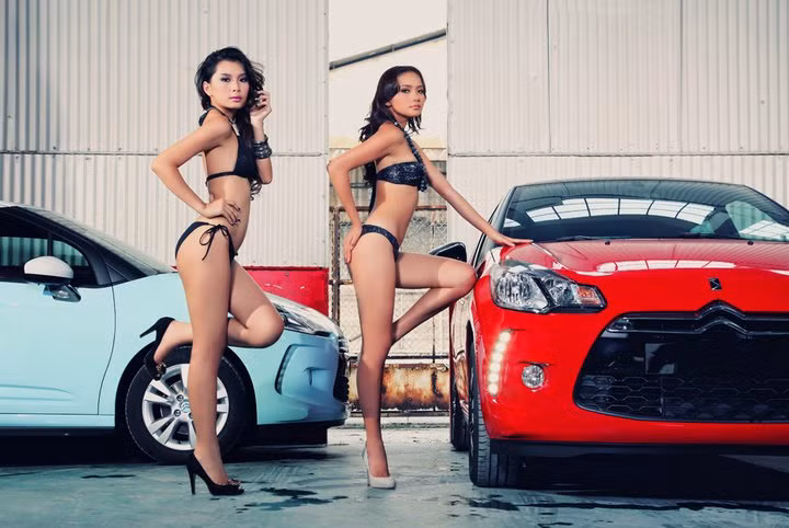 Bộ ba đồng hồ kiểu hình nón trang bị trên bánh điều khiển giúp tài xế tập trung, vị trí ngồi lái thấp và các ghế ngồi vừa vặn làm tang cảm giác thoải mái của buồng lái