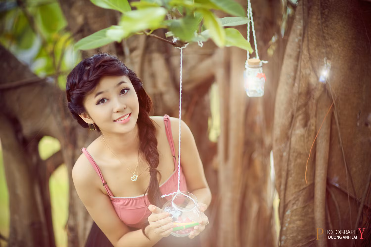 Chiếc áo hồng làm nổi bật bờ vai thon thả, nụ cười nhẹ nhàng nhưng vẫn đủ sức làm xao xuyến bao người. Xem thêm: Cơn sốt 'thiên sứ 9X': Đẹp như tiên nữ "Thần điêu đại hiệp"