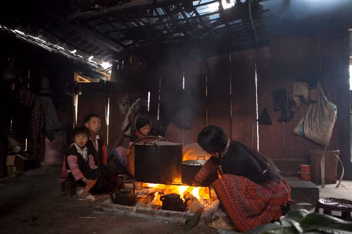 Những đứa trẻ nơi đây từ khi còn rất nhỏ đã thành thạo mọi việc để giúp đỡ gia đình