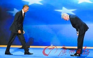 Cựu Tổng thống Clinton khom người chào ông Obama khi bước lên khán đài chuẩn bị phát biểu Cựu Tổng thống Clinton khom người chào ông Obama khi bước lên khán đài chuẩn bị phát biểu