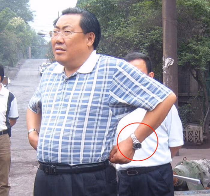 Hai tay đeo hai chiếc đồng hồ hàng hiệu đắt tiền Hai tay đeo hai chiếc đồng hồ hàng hiệu đắt tiền