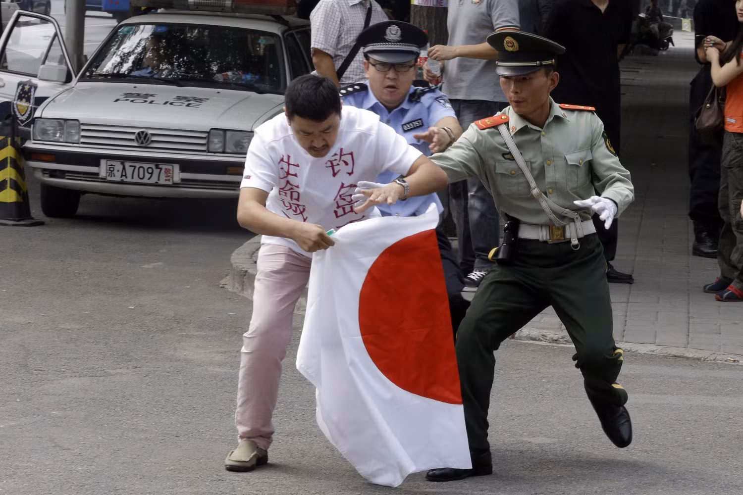 Người biểu tình Trung Quốc xé, đốt cờ Nhật Bản Người biểu tình Trung Quốc xé, đốt cờ Nhật Bản