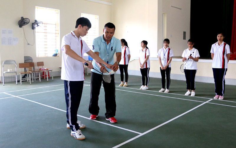 Qua 14 năm gắn bó với nghề, thầy Hùng luôn tìm tòi phương pháp giảng dạy mới, giúp học sinh học tập hiệu quả. (Ảnh: CTV)