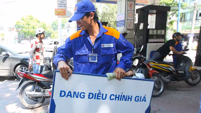 Các hãng taxi lấy cớ giá xăng còn nhiều biến động nên chưa chịu giảm giá cước (Ảnh minh họa)