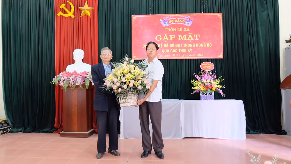 Với những đóng góp tại địa phương, chính quyền và nhân dân thôn Lê Xá có bó hoa chúc mừng dòng họ Đặng.