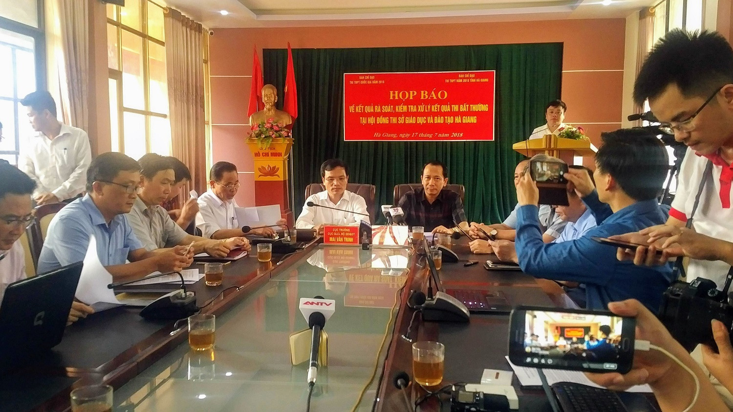 Ông Vũ Văn Sử và ông Trần Đức Quý bị xử lý trước khi có kết luận số 486 của Ban thường vụ tỉnh ủy Hà Giang. Ảnh: LC