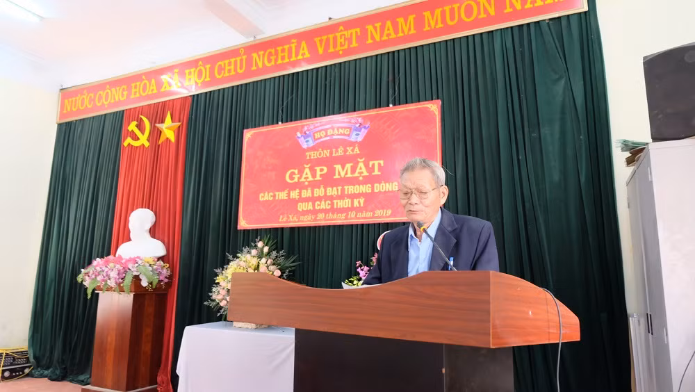 Cụ Đặng Văn Đối, Nguyên trưởng ban Khuyến học của dòng họ Đặng đã phát biểu động viên, khuyến khích con cháu của dòng họ tích cực học tập, tham gia các hoạt động đời sống xã hội, góp phần xây dựng quê hương.