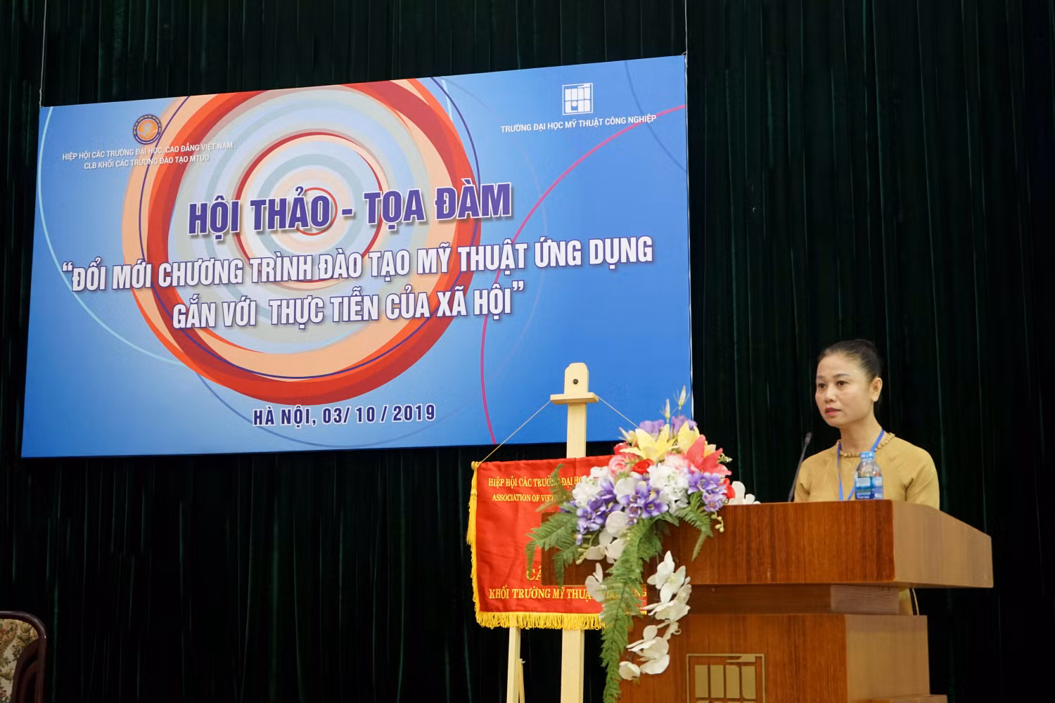 Phó Giáo sư Tiến sĩ Đặng Mai Anh, phó Hiệu trưởng phụ trách Trường Đại học Mỹ thuật Công Nghiệp Hà Nội cho rằng Hội thảo - Tọa đàm có ý nghĩa lớn trong công tác đào tạo Mỹ thuật ứng dụng trong thực tiễn. Ảnh: Ngọc Trang. Phó Giáo sư Tiến sĩ Đặng Mai Anh, phó Hiệu trưởng phụ trách Trường Đại học Mỹ thuật Công Nghiệp Hà Nội cho rằng Hội thảo - Tọa đàm có ý nghĩa lớn trong công tác đào tạo Mỹ thuật ứng dụng trong thực tiễn. Ảnh: Ngọc Trang.