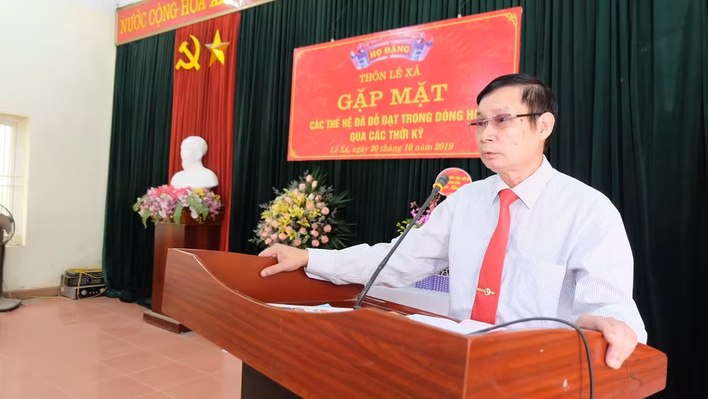 Ông Đặng Văn Nhân, trưởng họ Đặng thôn Lê Xá phát biểu cảm ơn các cơ quan, ban ngành đoàn thể xã Đa Tốn.