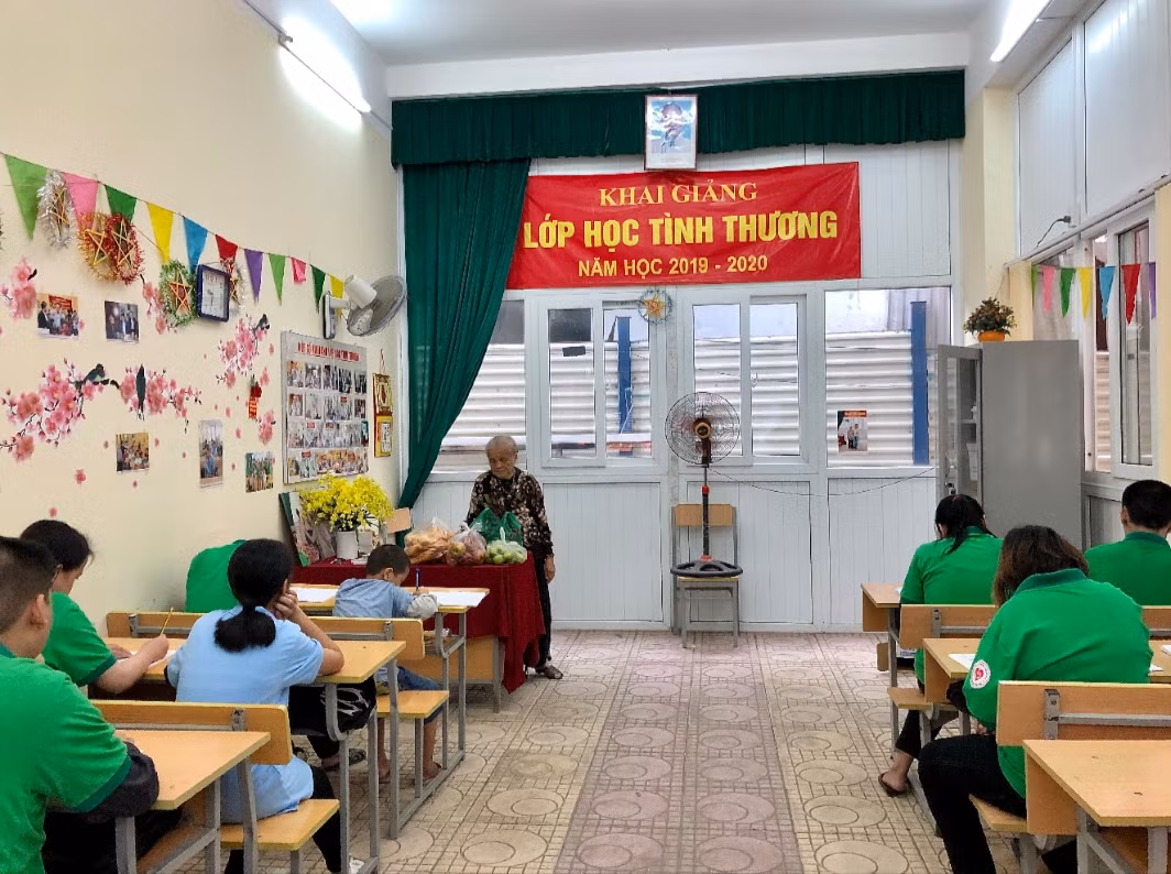 Lớp học tình thương của bà giáo già bắt đầu từ sáng thứ 2 đến sáng thứ thứ 6. Ảnh: Ngọc Trang Lớp học tình thương của bà giáo già bắt đầu từ sáng thứ 2 đến sáng thứ thứ 6. Ảnh: Ngọc Trang