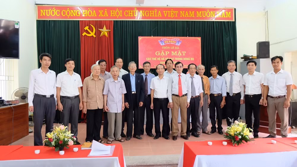 Đại diện các thế hệ họ Đặng thôn Lê Xá chụp ảnh lưu niệm trong buổi gặp mặt.